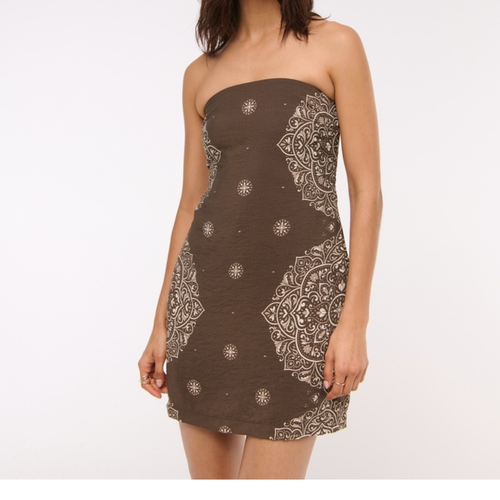 The A&F Scarlett Strapless Linen Blend Skort